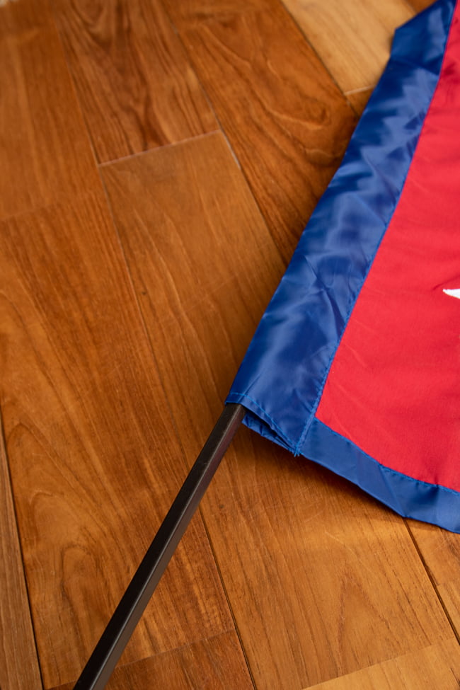レストランなどに！ネパールの国旗（87cm x 55cm） 8 - ポールなどをさすことができるようになっています。