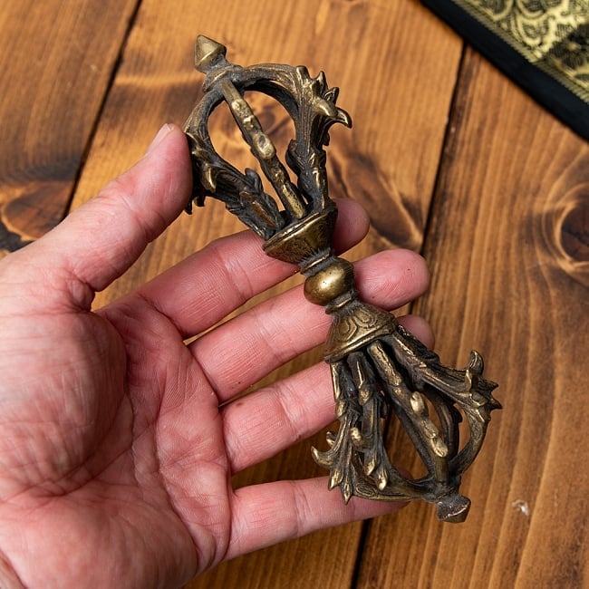 ドルジェ（ヴァジュラ・金剛杵） - 九鈷杵[約16.5cm] 5 - 手に持ってみました。扱いやすい大きさです。