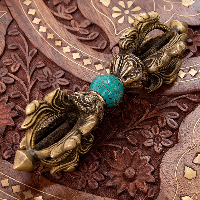 ドルジェ（ヴァジュラ・金剛杵） - 五鈷杵の写真1枚目です。仏教の儀式で使われる金剛杵、ヴァジュラです密教,金剛杵, 五鈷杵