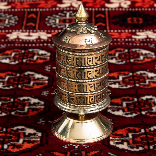 マントラ装飾の卓上マニ車【約14cm】の写真1枚目です。全体写真です。マニ車,マニ,チベット 宗教用品,密教,仏教