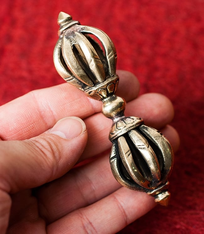 ドルジェ(ヴァジュラ・金剛杵) - 9.5cm 6 - 手に取るとこれくらいの大きさです。