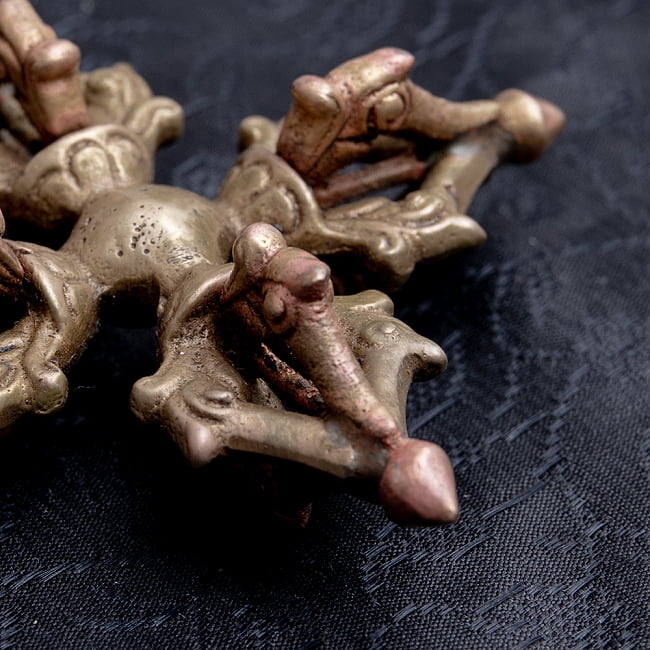 ダブルドルジェ(ヴァジュラ・金剛杵) - 8.5cm 3 - ヴァジュラはインド神話においてはインドラ(帝釈天)の武具とされ、雷を操ります。