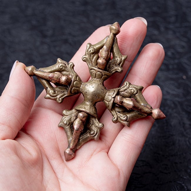 ダブルドルジェ(ヴァジュラ・金剛杵) - 8.5cm 6 - 手に取るとこれくらいの大きさです。