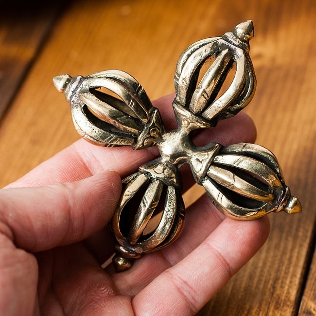ダブルドルジェ(ヴァジュラ・金剛杵) -8.5cm 7 - 手に取るとこれくらいの大きさです。
