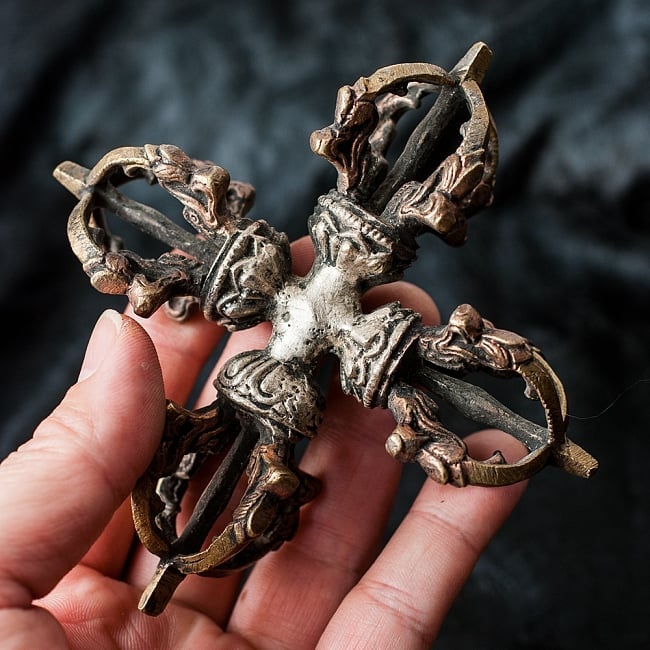ダブルドルジェ(ヴァジュラ・金剛杵) - 11.5cm 7 - 手に取るとこれくらいの大きさです。