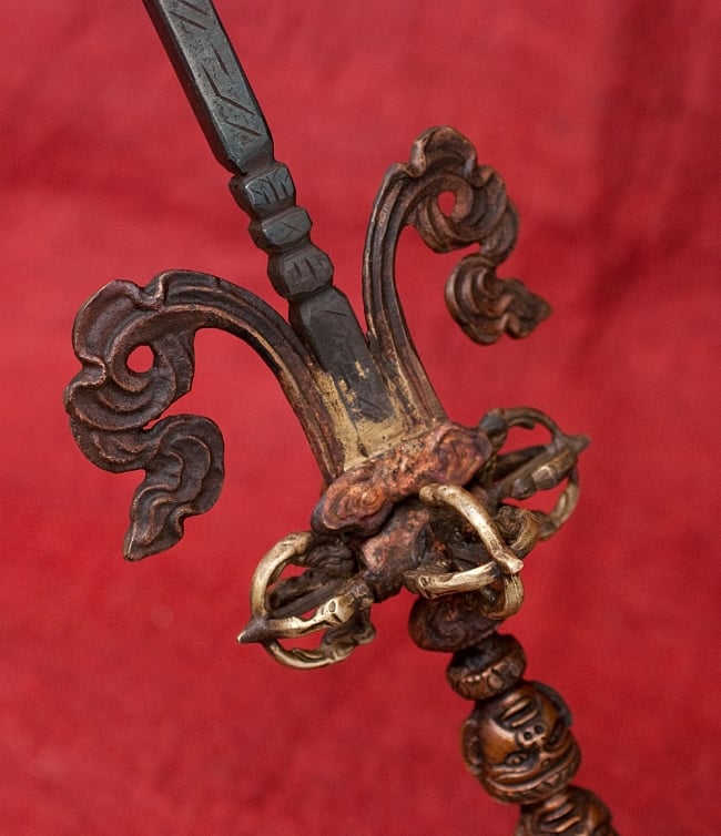 タントラの神々が持っている杖（ガドゥヴァーンガ） 【約62cm】 9 - 角度を変えて撮影しました