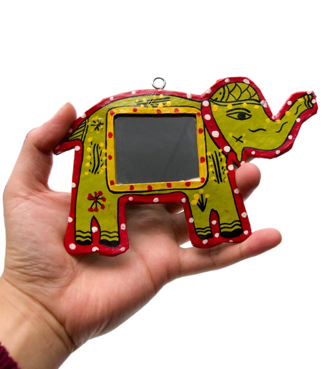 ミティラー画の壁掛け鏡 (象) 3 - 手に持ってみたところです。手鏡としてもかわいいですよ。