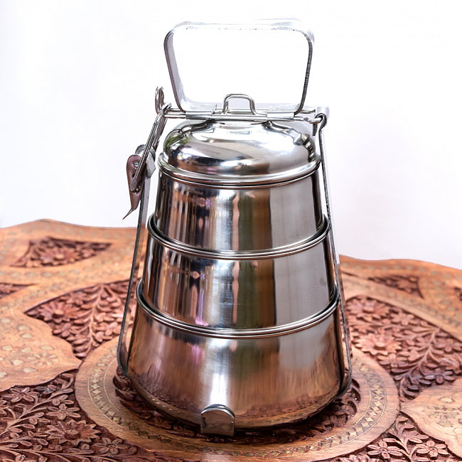 【送料無料・2個セット】【3段】インドの弁当箱[約22cm] 9 - 蓋部分の形が少しぷっくりしているタイプもございます。入荷時期によって個体差がございますが予めご了承くださいませ。