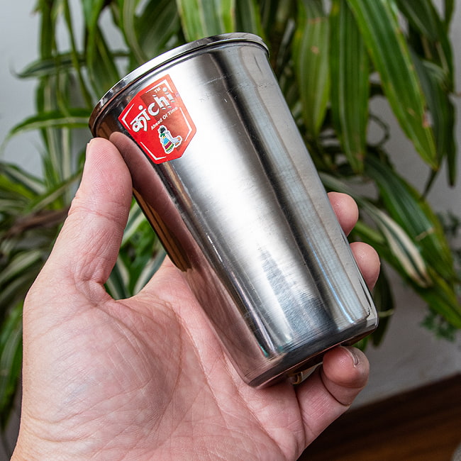 【送料無料・12個セット】ステンレスのチャイカップ[直径：7.5cm x 高さ：11cm ] 7 - サイズを感じていただく為、手に持ってみました。