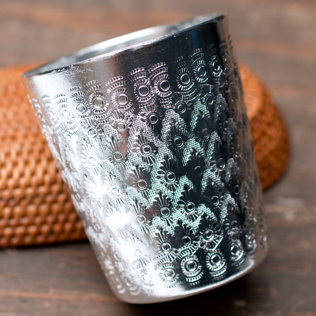 【送料無料・8個セット】【1点アソート】タイの飾りつきエンボス・アルミコップ(直径:7cm) 3 - 細かな陰影が美しいです。