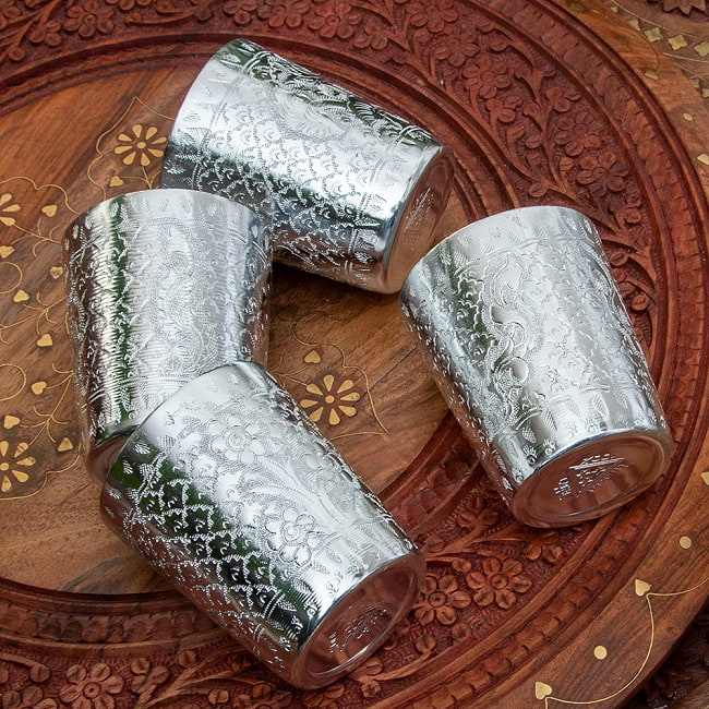 【送料無料・8個セット】【1点アソート】タイの飾りつきエンボス・アルミコップ（直径：7cm） 7 - このような中からランダムでのお届けとなります。全体的なテイストは似ているのですが、細かなところでデザインが異なっています。