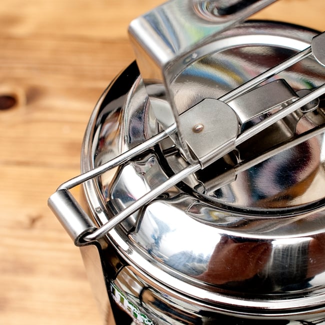 【送料無料・2個セット】【4段】インドの弁当箱 ベーグル型 12 - 上から押さえつける構造になっている為、留め具の接触部分は、写真のように若干凹んでいる場合がございます。予めご了承くださいませ。
