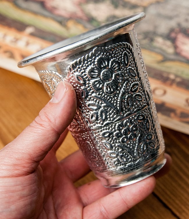 【送料無料・15個セット】インド伝統唐草エンボスのアルミコップ【高さ：約9.7cm 容量：約300ml】 6 - 手に取るとこれくらいの大きさです。