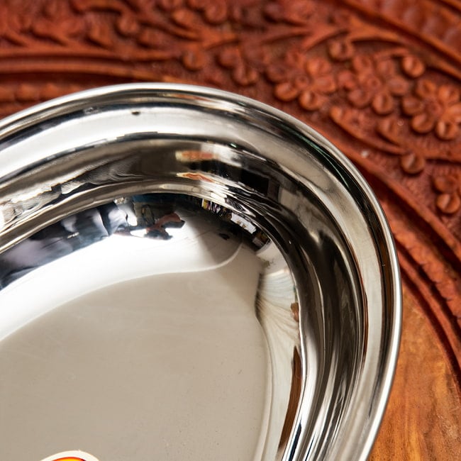 【送料無料・2個セット】槌目付き 銅装飾のオーバルプレート(23.5×15.6cm) 5 - 艶やかなステンレスが美しいです。