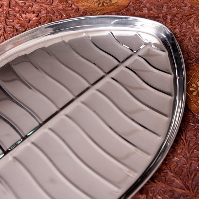 【送料無料・3個セット】インドのステンレス製 バナナリーフプレート[約30.3cm] 5 - バナナの葉っぱみたいなエンボスが入っています