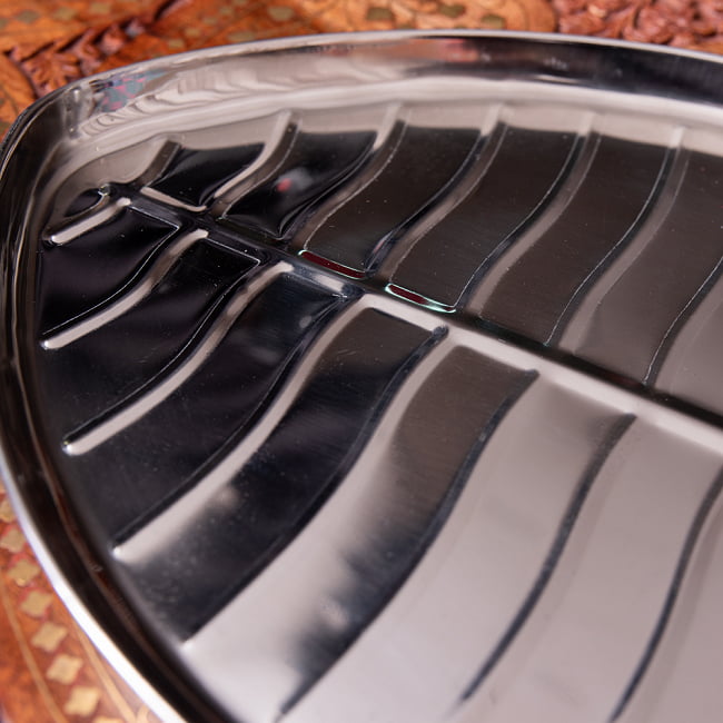 【送料無料・3個セット】インドのステンレス製 バナナリーフプレート[約30.3cm] 7 - 拡大写真です