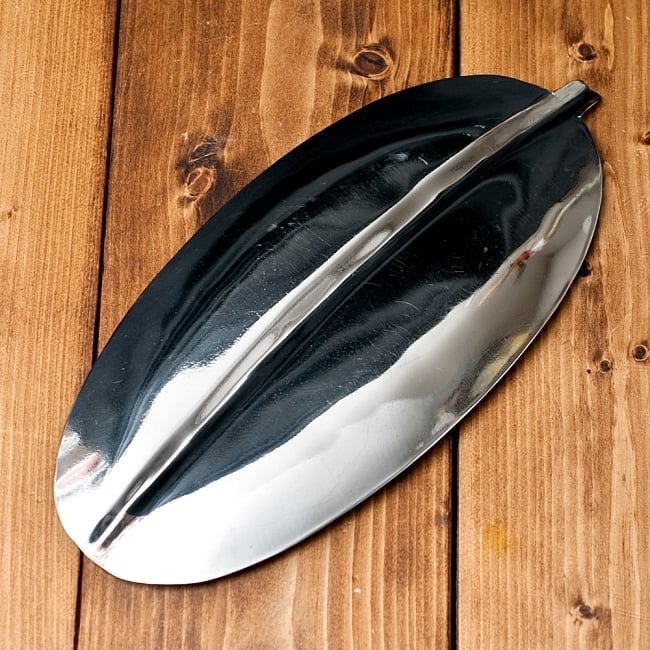 【送料無料・3個セット】インドのステンレス製 バナナリーフプレート[約26.5cm] 6 - 裏面はこのようになっています