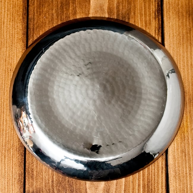 【送料無料・3個セット】槌目仕上げのラウンドターリー[約17.5cm] 5 - 裏面はこのようになっています