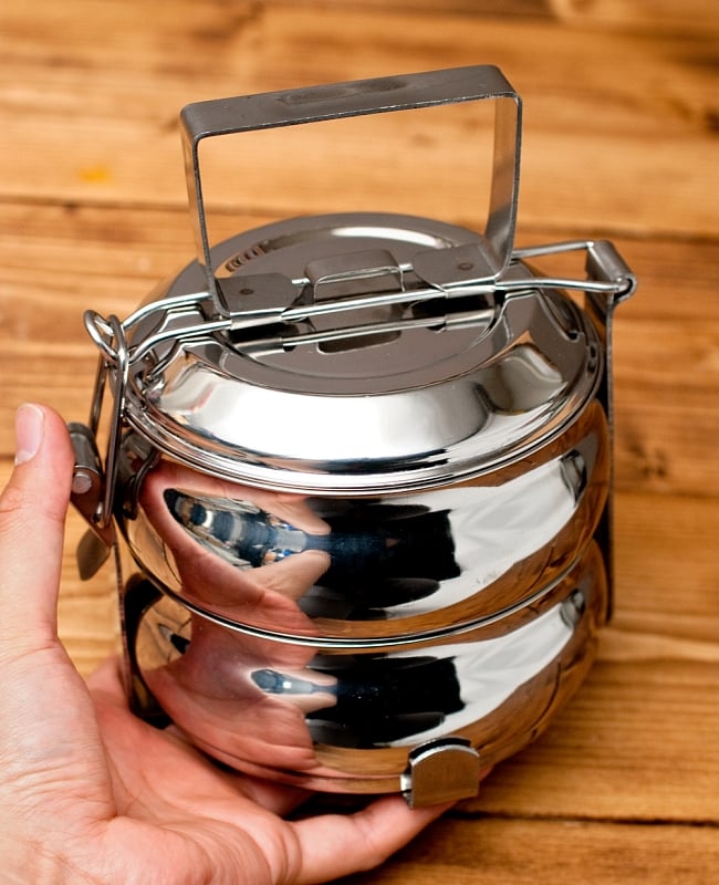 【送料無料・3個セット】【2段】インドの弁当箱 ベーグル型[18cm] 10 - パチンと金具を締めたら、持ち運びできるようになります。
