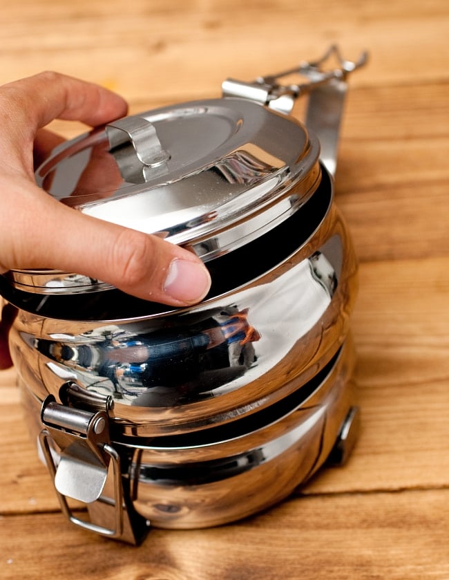 【送料無料・3個セット】【2段】インドの弁当箱 ベーグル型[18cm] 9 - お弁当の中身を入れ終わったら、このように組み立てて
