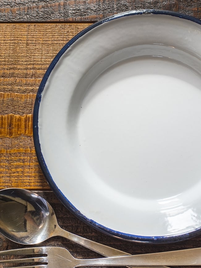 【送料無料・5個セット】印度琺瑯 アンティーク調のホーロー エッグプレート - 19cm 4 - インドで作られているので、塗装にムラやカケがあります。ハンディクラフトの特性の味わいがあります。