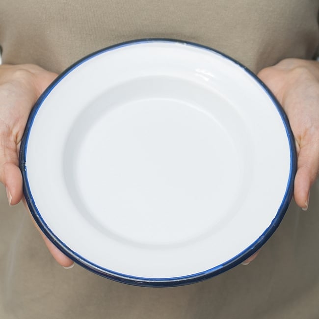 【送料無料・4個セット】印度琺瑯 アンティーク調のホーロー トーストプレート - 20cm 7 - 手にとって見るとこれくらいのサイズ感になります。