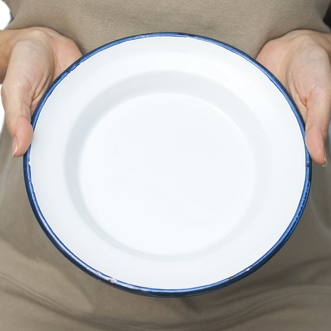 【送料無料・4個セット】印度琺瑯 アンティーク調のホーロー スーププレート - 22cm 8 - 手にとって見るとこれくらいのサイズ感になります。