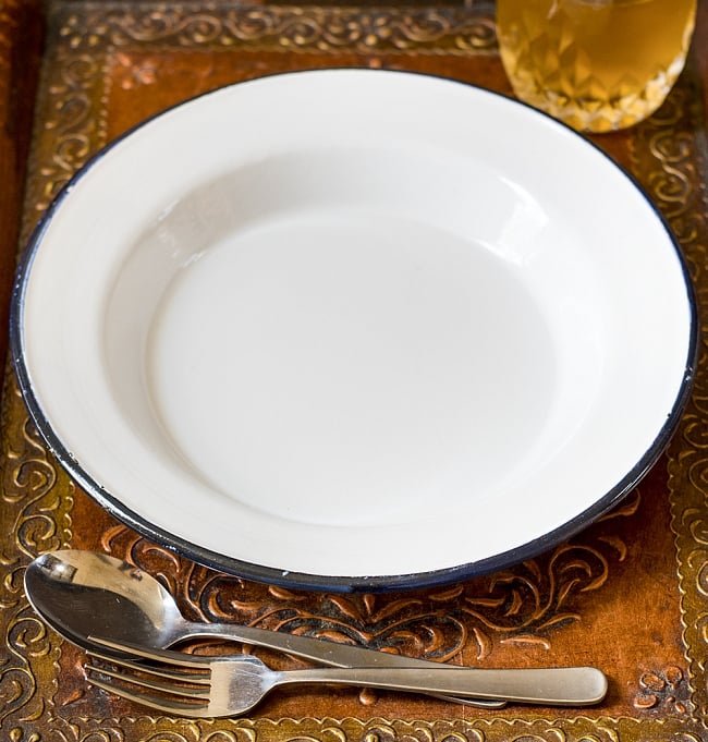 【送料無料・4個セット】印度琺瑯 アンティーク調のホーロー パスタプレート - 23.7cm 3 - レトロテイストで日々の生活に彩りを。金属の軽さ・丈夫さにガラス質の滑らかさが加わって、熱や匂い移りに強いお皿です。