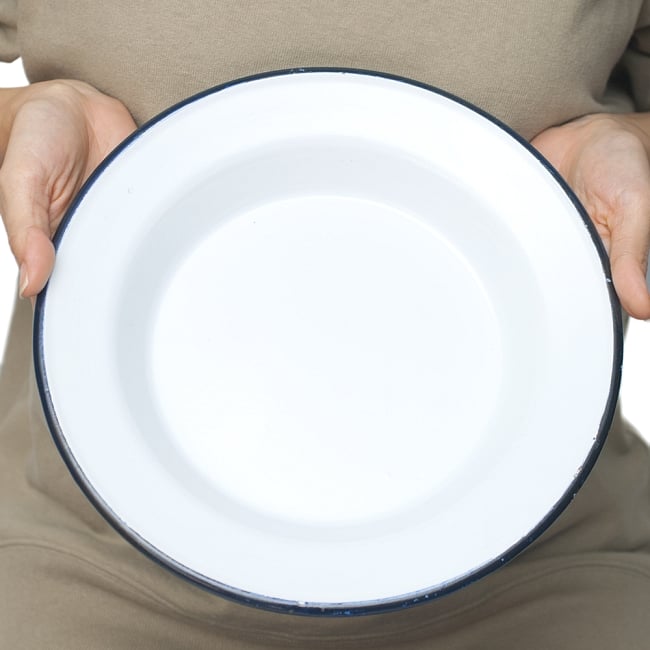 【送料無料・4個セット】印度琺瑯 アンティーク調のホーロー パスタプレート - 23.7cm 7 - 手にとって見るとこれくらいのサイズ感になります。
