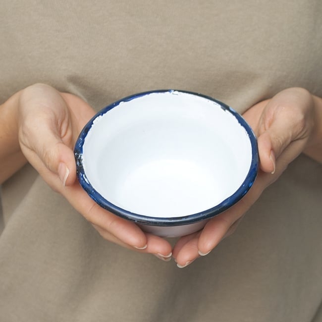 【12個セット】印度琺瑯 アンティーク調のホーロー 多目的ボウル - 外径12.5cm程度 8 - 手に取るとこれくらいのサイズ感です。