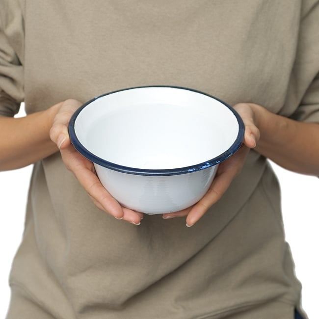 【送料無料・4個セット】印度琺瑯 アンティーク調のホーロー 多目的ボウル - 外径20cm程度 8 - 手に取るとこれくらいのサイズ感です。