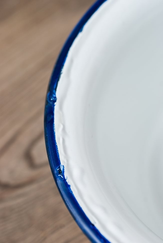 【送料無料・3個セット】印度琺瑯 アンティーク調のホーロー 多目的ボウル - 外径21.5cm程度 6 - ふちの部分をみてみました。インド製のため、塗りの甘さやカケがあったりして、味わい深くなっております。