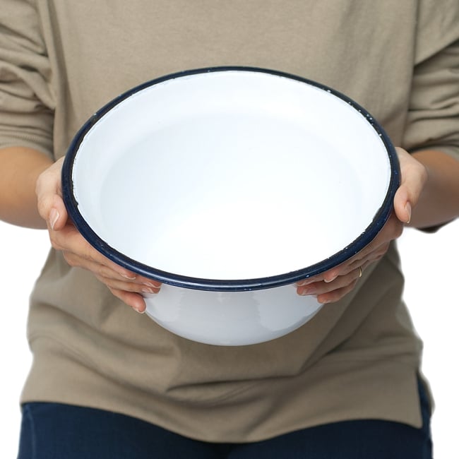 【送料無料・2個セット】印度琺瑯 アンティーク調のホーロー 多目的ボウル - 外径25cm程度 8 - 手に取るとこれくらいのサイズ感です。