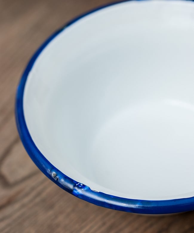 【送料無料・7個セット】印度琺瑯 アンティーク調のホーロー 多目的ボウル - 外径14.7cm程度 6 - ふちの部分をみてみました。インド製のため、塗りの甘さやカケがあったりして、味わい深くなっております。