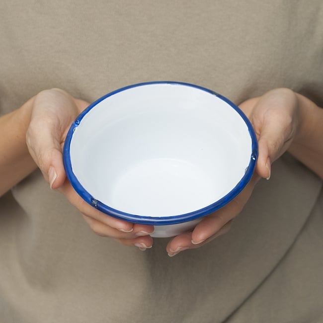 【送料無料・7個セット】印度琺瑯 アンティーク調のホーロー 多目的ボウル - 外径14.7cm程度 8 - 手に取るとこれくらいのサイズ感です。