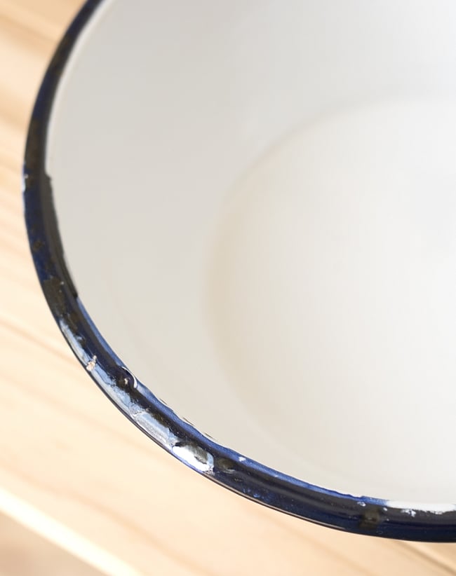 【送料無料・4個セット】印度琺瑯 アンティーク調のホーロー サラダボウル - 18.5cm 4 - インドで作られているので、塗装にムラやカケがあります。ハンディクラフトの特性の味わいがあります。