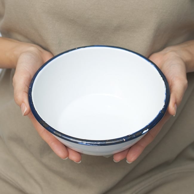 【送料無料・4個セット】印度琺瑯 アンティーク調のホーロー サラダボウル - 18.5cm 8 - 手にとって見るとこれくらいのサイズ感になります。