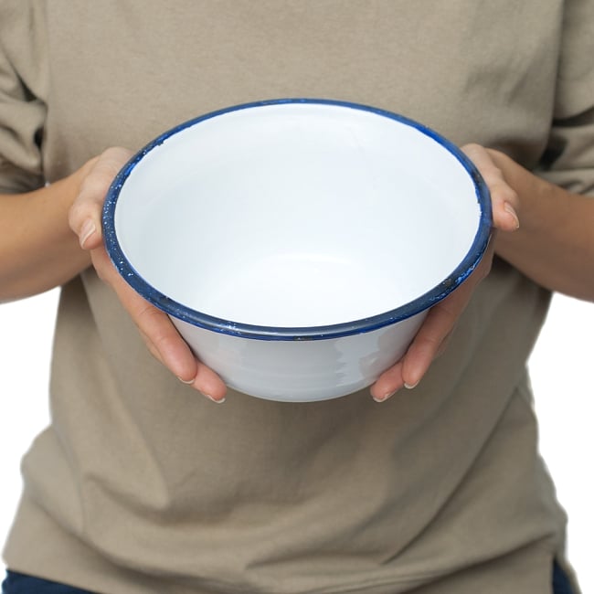 【送料無料・3個セット】印度琺瑯 アンティーク調のホーロー 多目的ボウル - 外径22.5cm程度 8 - 手に取るとこれくらいのサイズ感です。