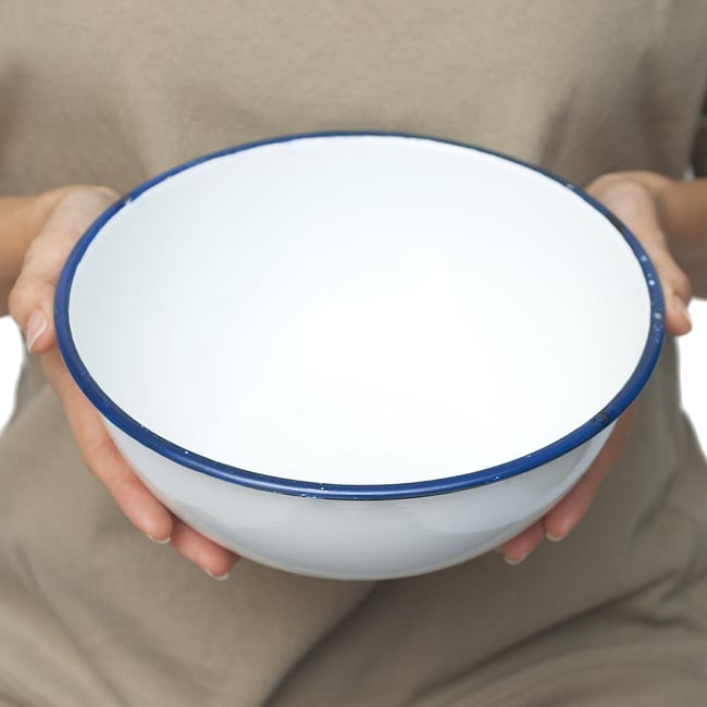 【送料無料・4個セット】印度琺瑯 アンティーク調のホーロー 大人数用サラダボウル - 23.5cm 8 - 手にとって見るとこれくらいのサイズ感になります。