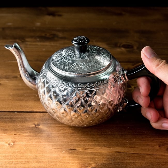 【送料無料・2個セット】エンボス入りまんまるレトロティーポット 600ml タイのアルミ細工急須 11 - このくらいのサイズ感になります