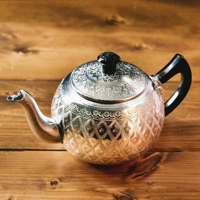 【送料無料・2個セット】エンボス入りまんまるレトロティーポット 600ml タイのアルミ細工急須 3 - アルミで良い感じに周りの景色がうつります