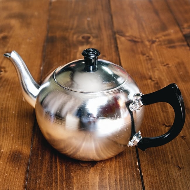 【送料無料・3個セット】まんまるレトロティーポット 1000ml タイのアルミ細工急須 3 - アルミで良い感じに周りの景色がうつります