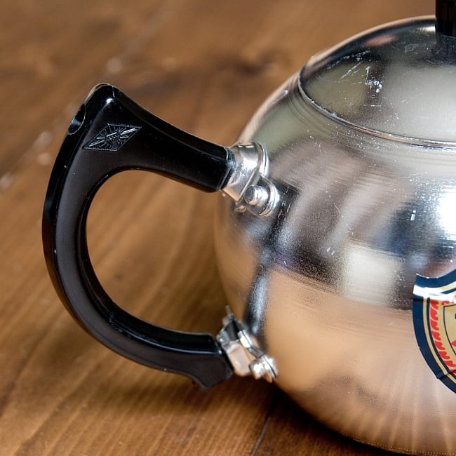 【送料無料・3個セット】まんまるレトロティーポット 1000ml タイのアルミ細工急須 6 - 持ちての写真です