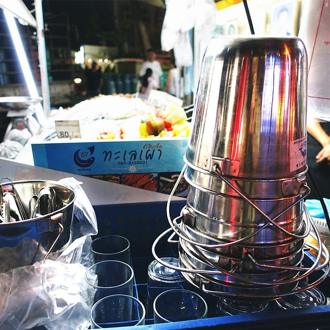 【送料無料・12個セット】軽いアルミ製 タイの屋台アイスペール[約：14.8cm 1200cc] 9 - タイでは、こんな感じで屋台にあり、ビール用の氷などを入れて持ってきてくれます。
