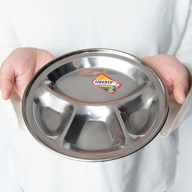 【送料無料・12個セット】とっても小さい分割カレー丸皿 【19cm】 7 - 手に取るとこれくらいの大きさです。