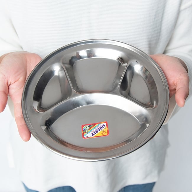 【送料無料・8個セット】小さい分割カレー丸皿 【21cm】 7 - 手に取るとこれくらいの大きさです。