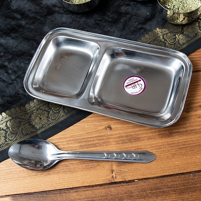 【送料無料・12個セット】ティファンプレート サモサやイドゥリなどに！ 3 - カレースプーンと並べてみました。小ぶりで軽食向きのプレートです。