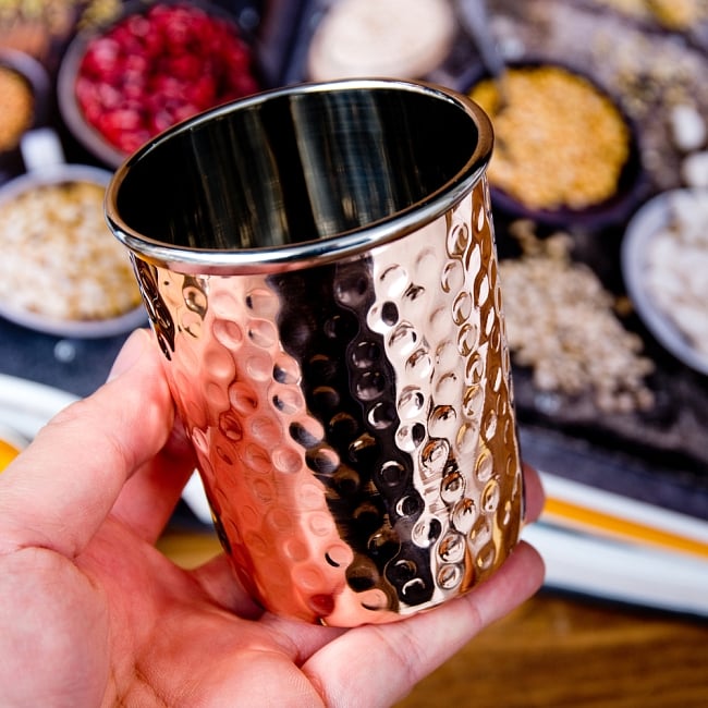 【送料無料・3個セット】インドの鎚目付き銅装飾コップ【高さ：9.5cm×直径：7.5cm】 7 - このくらいのサイズ感になります