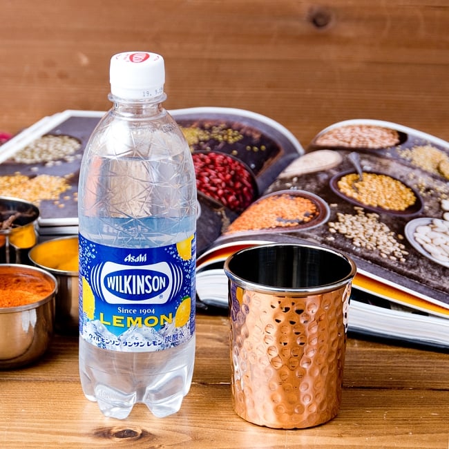 【送料無料・3個セット】インドの鎚目付き銅装飾コップ【高さ：9.5cm×直径：7.5cm】 8 - 500mlのペットボトルを横に置いてみたところです