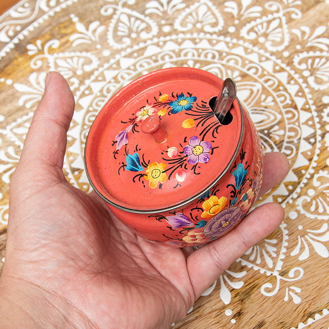 【送料無料・4個セット】手描きカシミールペイントの壺型卓上シュガーポット ギーポット〔約8.5cm〕 - 更紗サーモンピンク系 7 - かわいいサイズ感です。